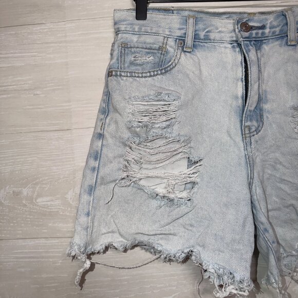American Eagle High Rise Mom Shorts Size 4 Light Wash Distressed Denim - Picture 4 of 7